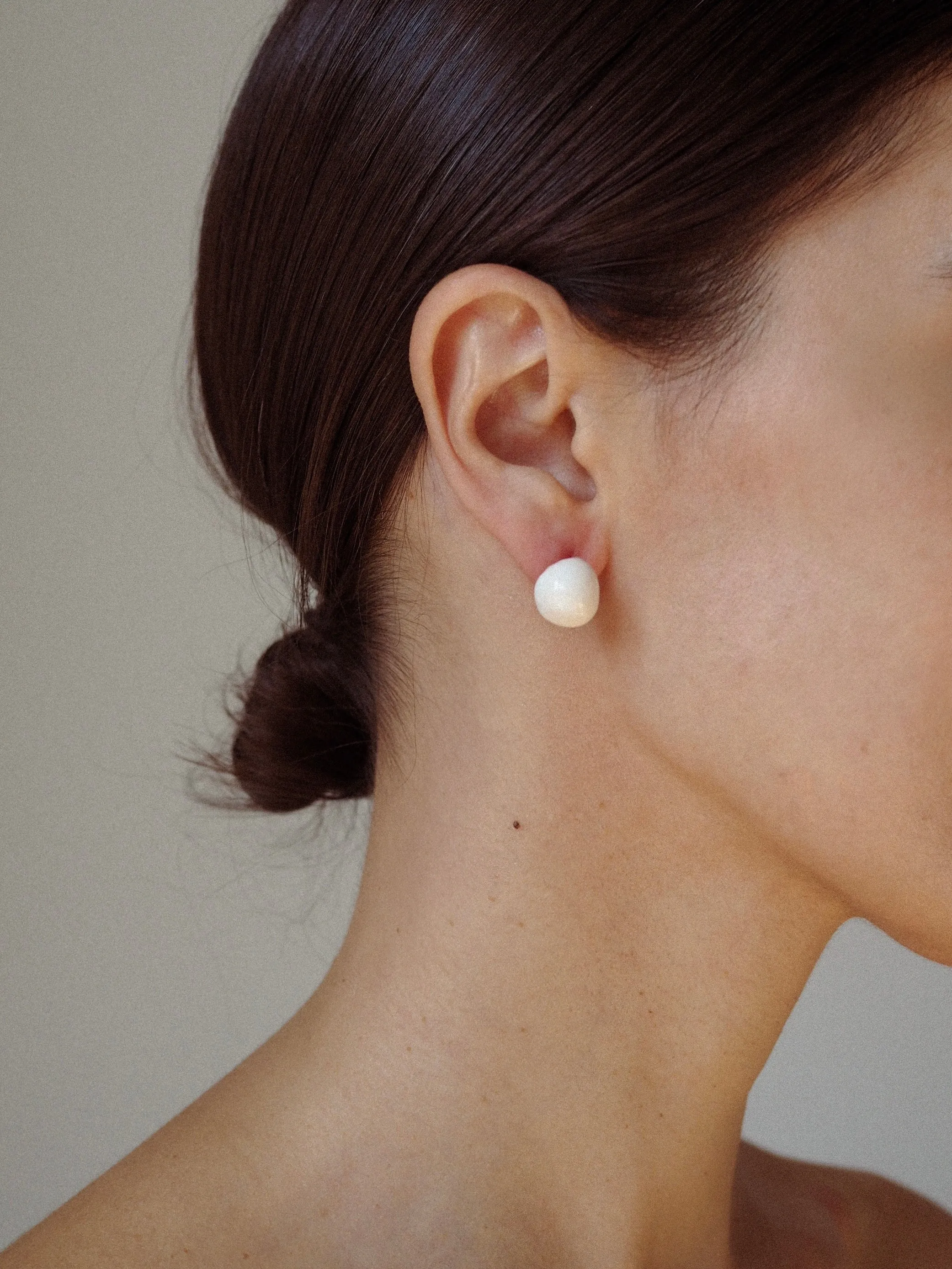 Salamandra earrings white